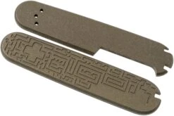 Daily Customs 91.2+ Labyrinth Pattern, Rusty Titanium P10009399 Plaquettes Pour Victorinox